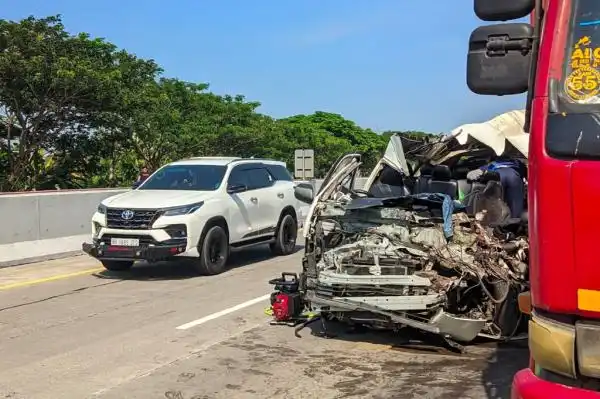 Tabrakan Elf Rombongan Suporter PSS di Tol Madiun, Empat Orang Dilaporkan Tewas