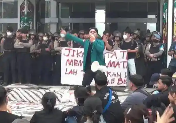 Aksi Warga Kalteng Berujung Penyegelan Simbolis Kantor Gubernur