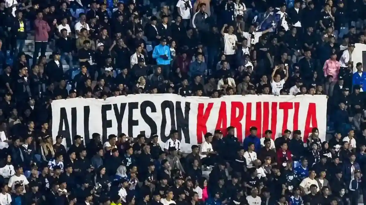 Spanduk Isu Karhutla Warnai Laga Persib Bandung kontra Persik Kediri