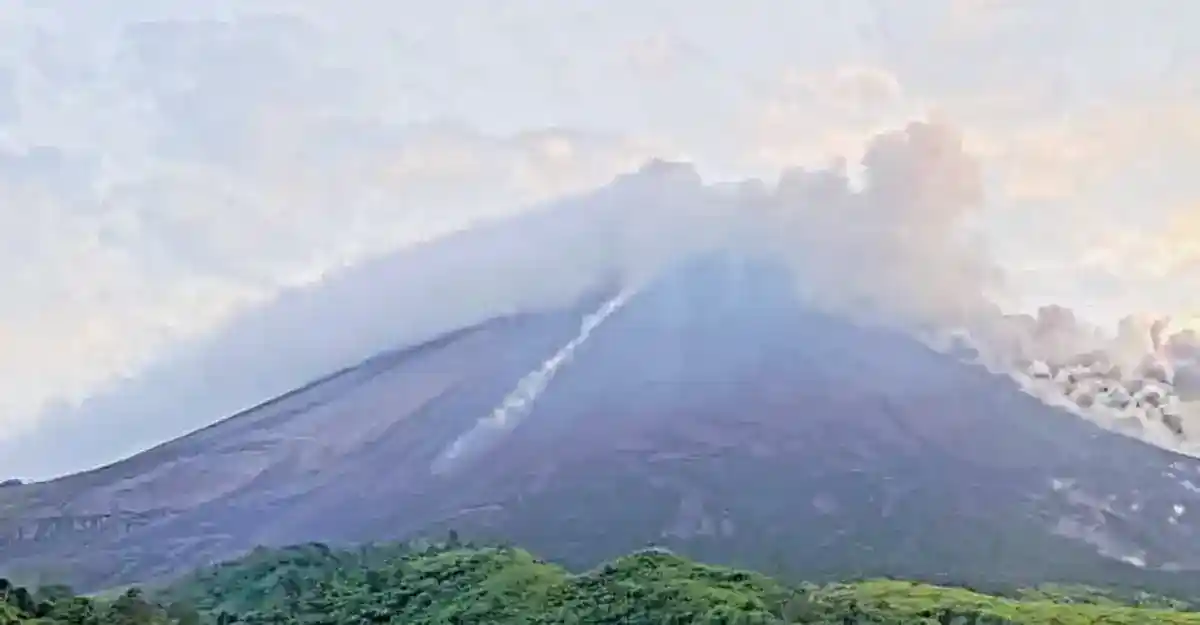 Merapi Catat Tiga Guguran Lava, Luncuran Maksimal 1,9 Kilometer