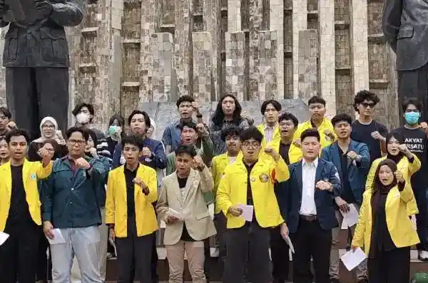 Mahasiswa Sadar Gelar Aksi di Tugu Tani Tanpa Almamater