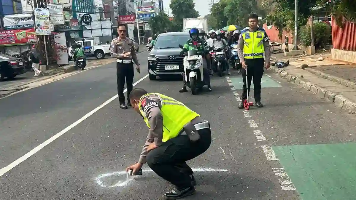 Kecelakaan di Jalan Nusantara Depok, Penumpang Vario Tewas Terlindas Truk