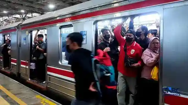 Kepadatan KRL Jabodetabek dan Upaya Menambah Kapasitas Layanan