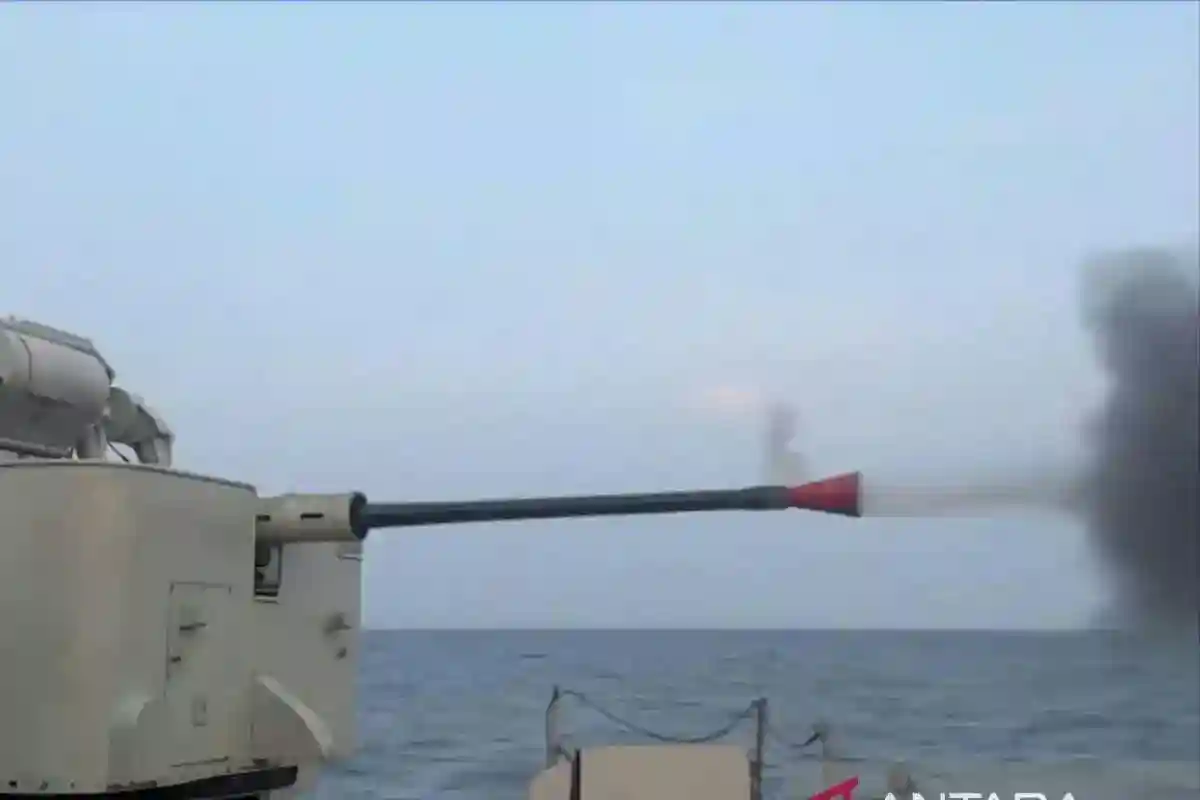 KRI Keris-624 Latih Kesiapan Senjata di Laut Bali