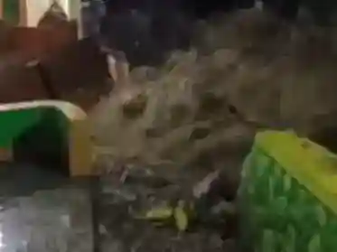 Luapan Cikalintu Rendam Puluhan Rumah di Coblong Saat Tanggul Diperbaiki