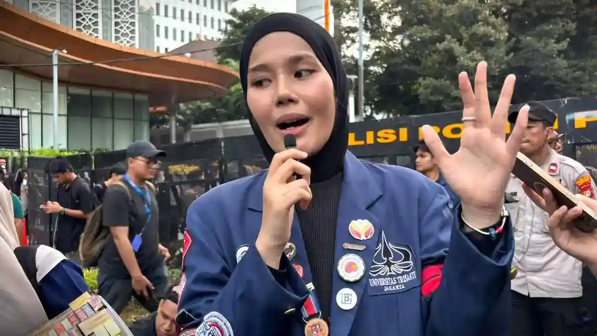 Zahra Nazira Firman Sampaikan Tiga Tuntutan Mahasiswa dalam Aksi di Patung Kuda