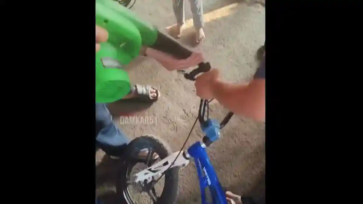 Aksi Petugas Matraman Menyelamatkan Uang Rp10 Ribu yang Terjebak di Setang Sepeda