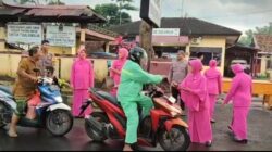 Polsek Tegalsiwalan Bagikan Takjil Kepada Pengendara Di Bulan Ramadan